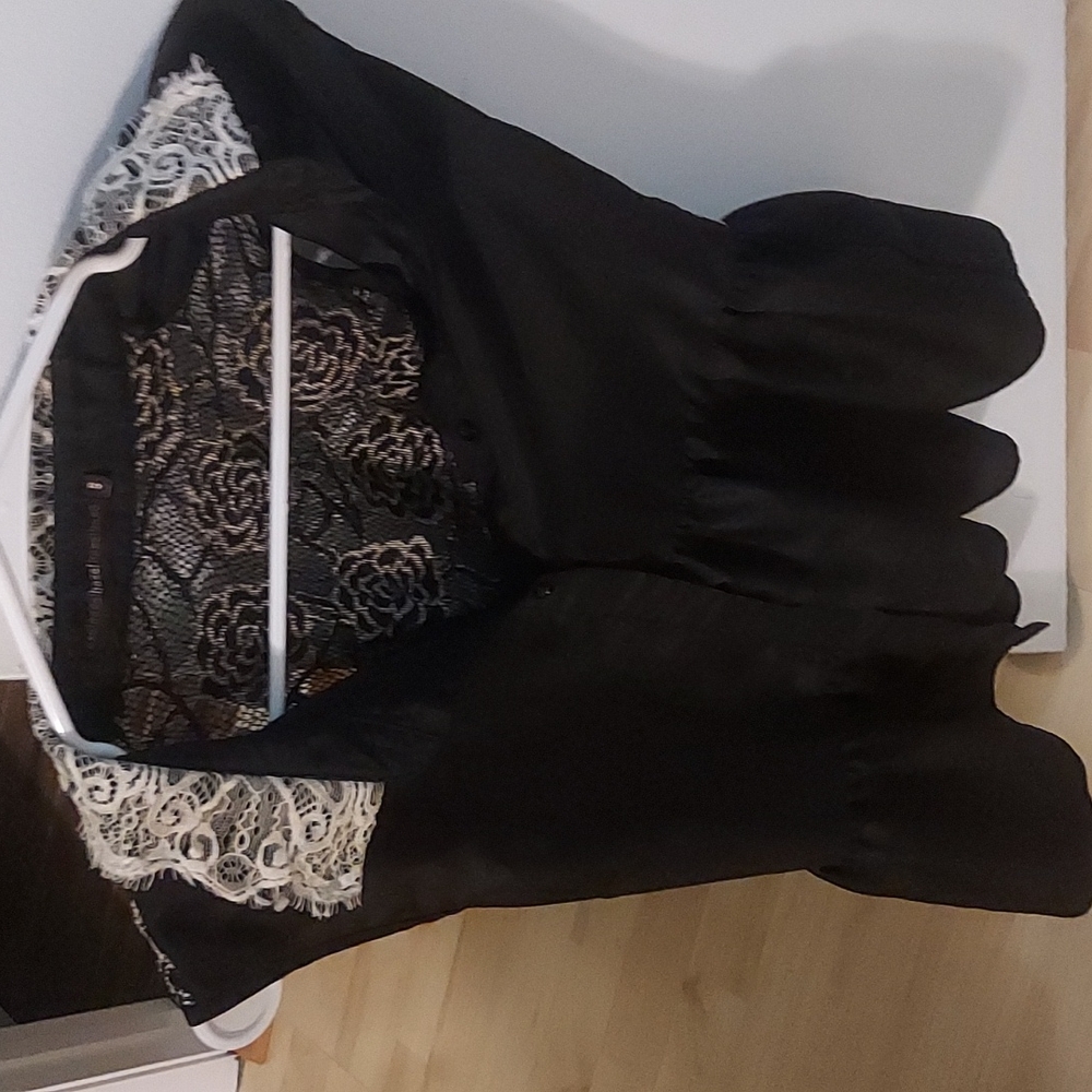 A very cute black blouse. NEW.NEVER BEEN WORN
